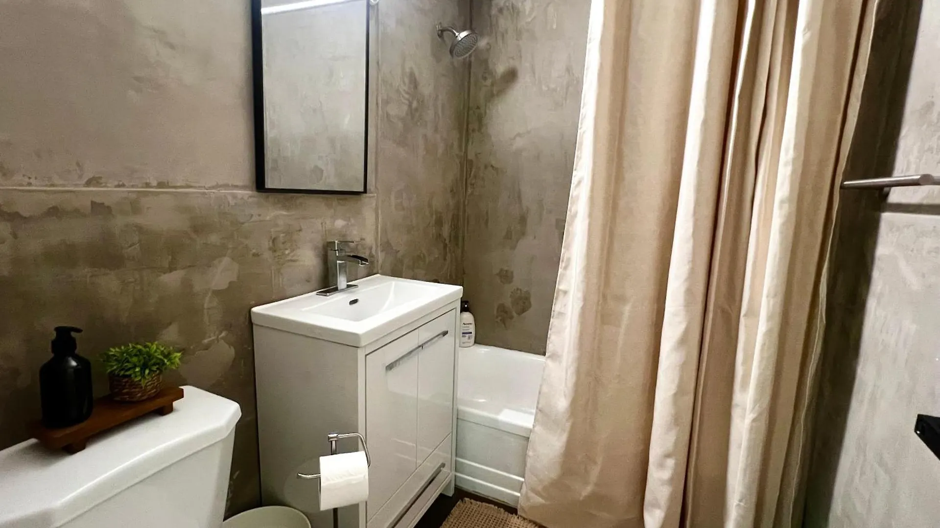 Cozy Upper Beaches Apartment Toronto Canadá