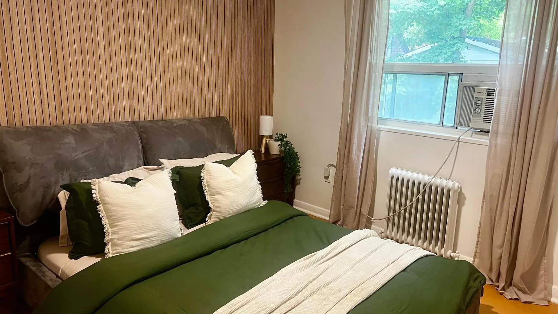 Cozy Upper Beaches Apartment Toronto
