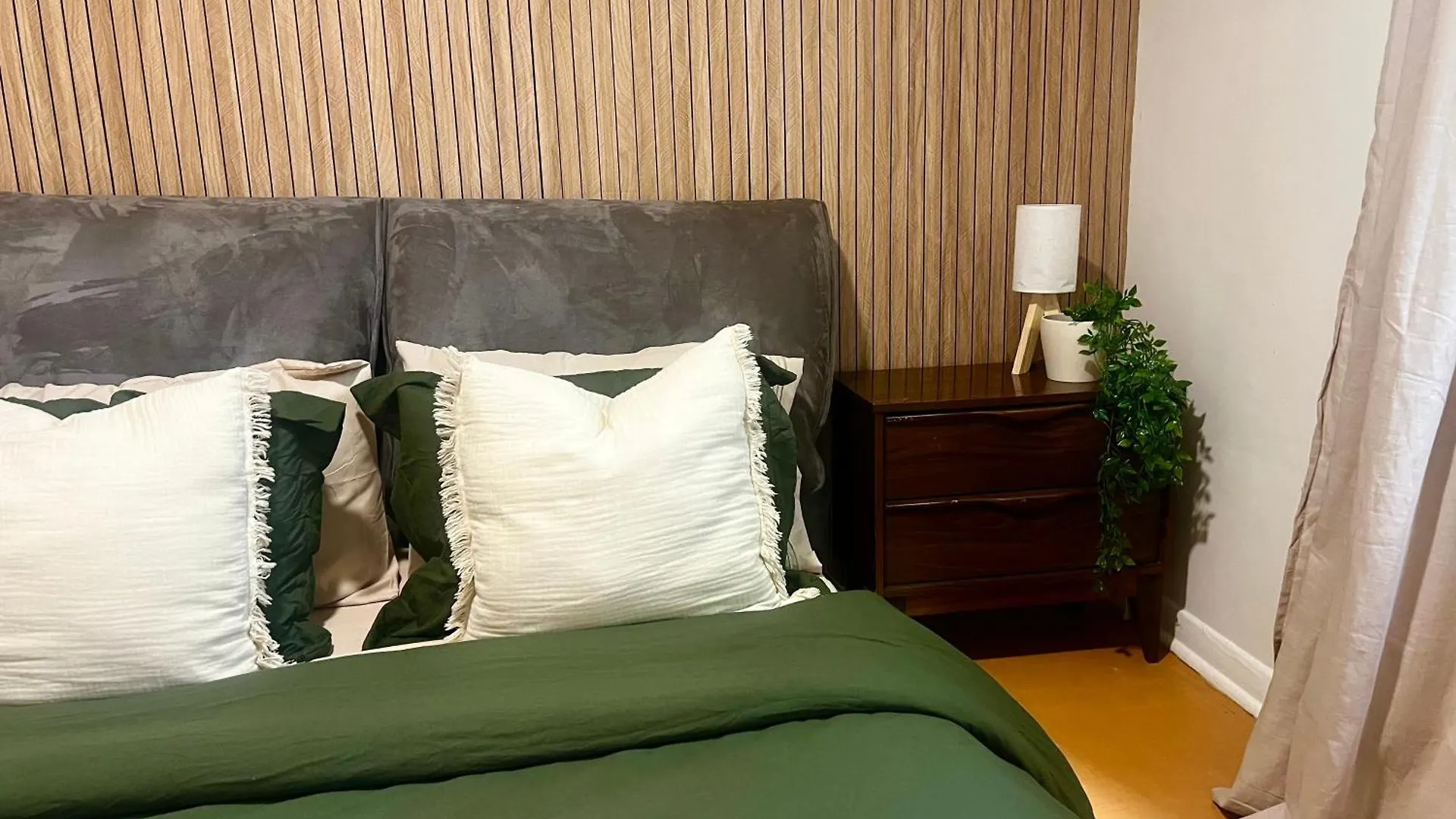 Cozy Upper Beaches Apartment Toronto